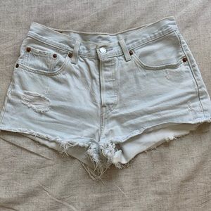 Light Wash Levi’s Shorts